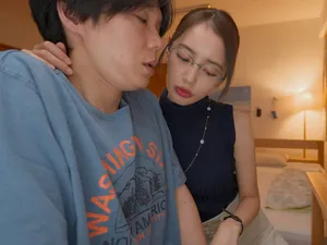 Gõ cửa phàn nàn về mùi hôi từ căn hộ gã nhà cạnh bên thì bị bắt cóc